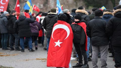 موالون لتركيا خلال تجمع لدعم البلاد ورئيسها رجب طيب أردوغان أمام السفارة التركية في ستوكهولم. (رويترز).jpeg