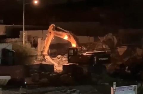 هدم منشآت تجارية قرب مدخل حزما شمال شرق القدس.jpg