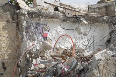 قوات الاحتلال تهدم منزلا لعائلة مطر في بلدة جبل المكبر جنوب شرق القدس 88.jpg