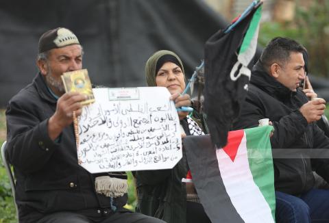 قيادات وطنية ومؤسسات ونشطاء يتوافدون لتجمع الخان الأحمر قرب القدس لدعم صمود المواطنين فيه امام قرار الاحتلال بهدم التجمع وتهجير سكانه.jpg