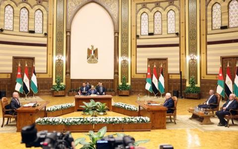 الرئيس محمود عباس والرئيس المصري عبد الفتاح السيسي والعاهل الأردني الملك عبد الله الثاني، خلال عقد القمة الثلاثية الفلسطينية المصرية الأردنية 8.jpg