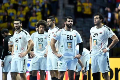 لاعبو المنتخب المصري لكرة اليد عقب الخسارة أمام السويد في الدور ربع النهائي من بطولة العالم (تصوير - أ ف ب).jpg
