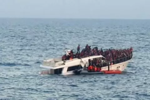 صورة وزعها الجيش اللبناني في 31 كانون الاول/ديسمبر 2022 تظهر مركبا لمهاجرين يغرق في مياه المتوسط قبالة الساحل الشمالي للبنان خلال عملية انقاذ هؤلاء afp