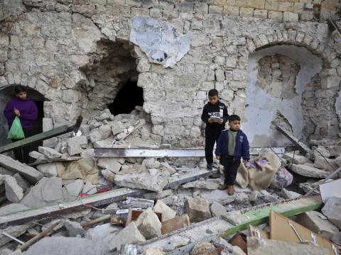 صورة مؤرخة في 24 شباط/فبراير 2023 لأطفال بين ركام منزل هدم خلال عملية إسرائيلية في البلدة القديمة لنابلس afp