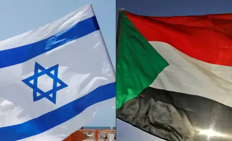 تُظهر هذه الصورة علمًا إسرائيليًا وعلمًا سودانيًا AFP