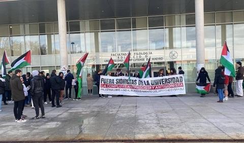 صورة للمحتجين خارج الجامعة.jpg