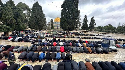 مواطنون يؤدون صلاة الجمعة في رحاب المسجد الاقصى.jpg