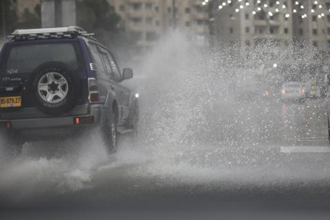 مياه الأمطار تغرق عدة شوارع في بلدة كفر عقب شمال القدس.jpg