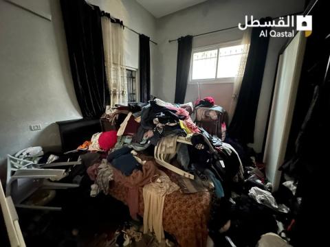 الاحتلال يعيث خراباً في منزل عائلة الشهيد قراقع ببلدة العيساوية.jpg