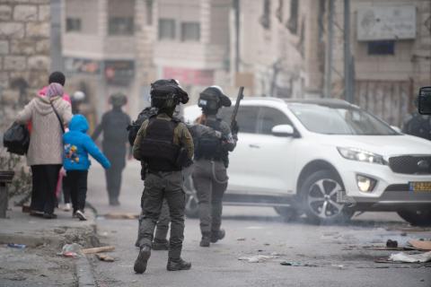 مواجهات بين الشبان وجنود الاحتلال في بلدة العيسوية قرب القدس بعد اعلان الإضراب بالبلدة حدادا على شهداء نابلس.jpg