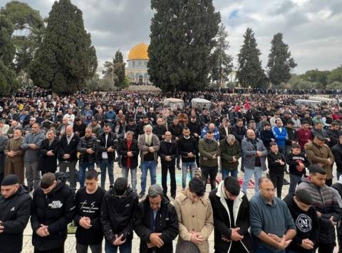 سبعون ألف يؤدون صلاة الجمعة في الأقصى ومساجد فلسطين تقيم صلاة الغائب