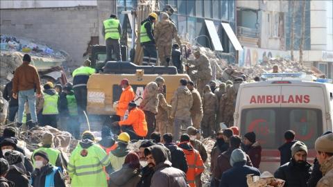إنقاذ طفل بعد قضائه 128 ساعة تحت ركام منزله بولاية هطاي التركية