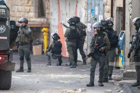 انتهاكات: شهيدان ومصابون ومعتقلون وهدم وإخطار واقتحام الأقصى