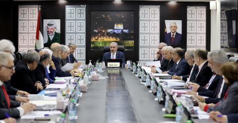 مجلس الوزراء يطالب البنوك والجامعات والشركات التعامل مع القروض والأقساط وجباية الفواتير وفق نسبة الرواتب