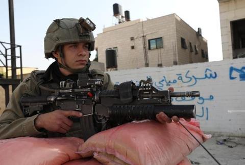 قوات الاحتلال تفرض إجراءات عسكرية وتواصل إغلاق بلدة حوارة جنوب نابلس 4.jpg