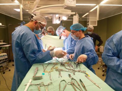 للمرة الأولى، أطبّاء من فلسطينيي 48 يقومون بإجراء عمليات زراعة كلى في قطاع غزة
