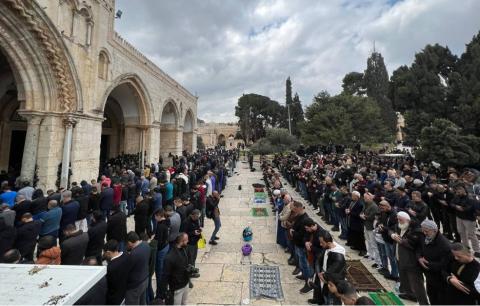 سبعون  يؤدون صلاة الجمعة في الأقصى  ومساجد فلسطين تقيم صلاة الغائب   8.jpg