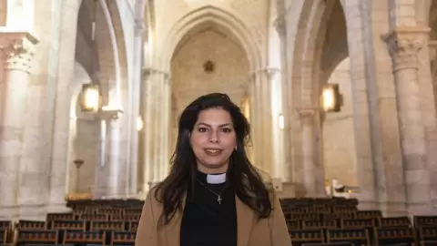 سالي إبراهيم عازار، أول قسيسة في الكنيسة اللوثرية في البلدة القديمة في القدس،  مناحم كهانا - اف ب.webp