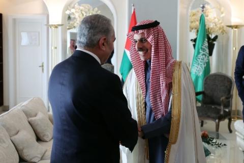 اشتية يبحث مع وزير خارجية السعودية سبل إحياء عملية السلام وفقًا لقرارات الشرعية الدولية ومبادرة السلام العربية