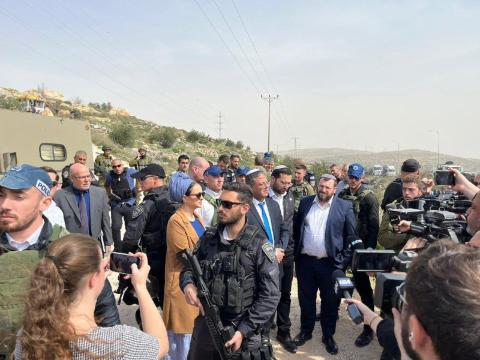 بن غفير وأعضاء حزبه يصلون إلى بؤرة افيتار.jpg