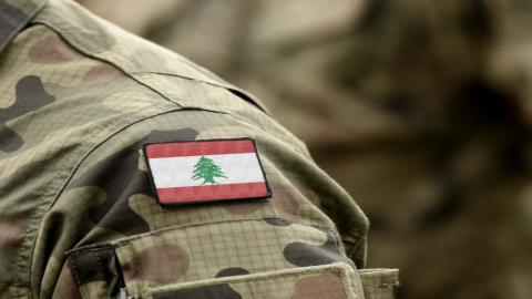 علم لبنان على كتف عسكري في الجيش اللبناني. (shutterstock).jpeg