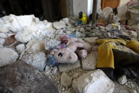 ألعاب للأطفال وسط الأنقاض في محافظة حلب السورية (تصوير - أ ف ب).jpg