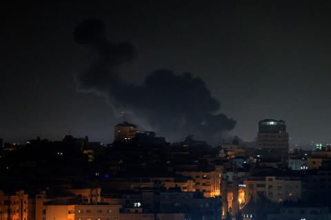 من القصف على غزة .. تصوير (الفرنسية)