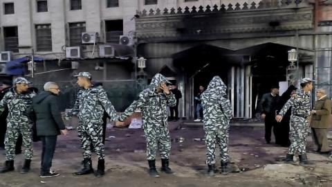 قوات الأمن المصرية تقف حراسة أمام مستشفى النور المحمدي الخيري بعد اندلاع حريق في القاهرة، 1 شباط/فبراير 2023 (أ ف ب)