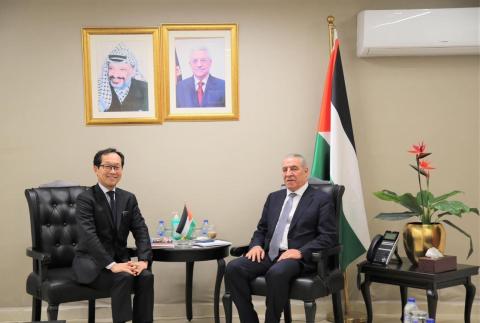 الشيخ يبحث مع ممثل اليابان المستجدات السياسية ومشروع تطوير المعبر التجاري عبر جسر الكرامة