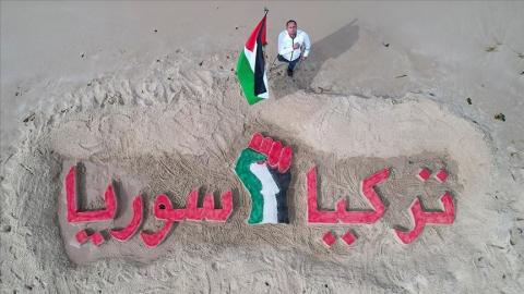 بالفيديو لوحة على رمال شاطئ غزة تضامنا مع تركيا وسوريا