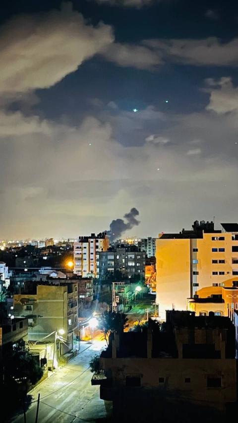 تصاعد الدخان بعد قصف موقع غربي مدينة غزة..jpg
