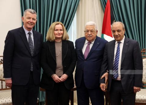 الرئيس محمود عباس،يستقبل مدير المخابرات البريطانية ريتشارد مور.jpg