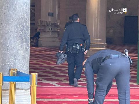 قوات الاحتلال تقتحم المصلى القبلي في المسجد الأقصى هذه الأثناء.jpg