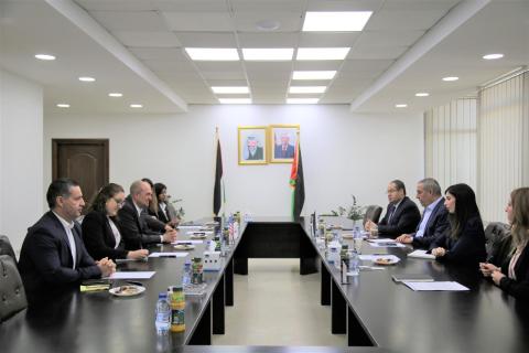 الشيخ يطلع هادي عمرو على اعتداءات الاحتلال ومستوطنيه.jpg