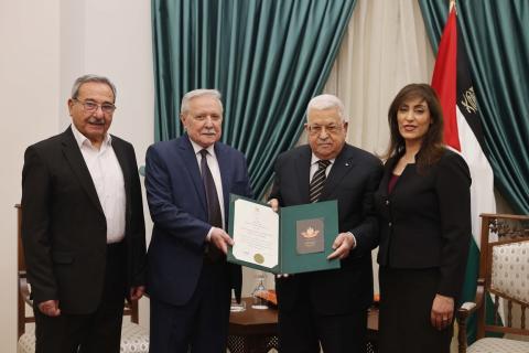 الرئيس محمود عباس يقلد القائد الوطني قيس عبد الكريم النجمة الكبرى من وسام القدس (تصوير: ثائر غنايم)