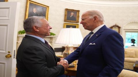 الملك عبدالله الثاني والرئيس الأميركي جو بايدن في البيت الأبيض، 13 أيار/مايو 2022. (الديوان الملكي الهاشمي)