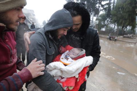 سوري مفجوع بوفاة رضيعه بعد انهيار منزلهم في بلدة جندريس في أقصى محافظة حلب في شمال البلاد،  afp