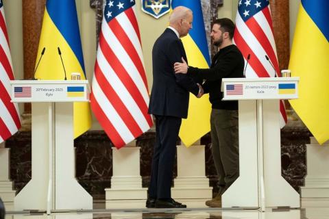 الرئيسان الأميركيّ والأوكرانيّ في كييف (Getty Images).jpg