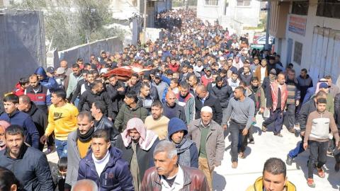 جثامين المتوفين في حادث السير على طريق الإسماعيلية بمصر أثناء عودتهم لقطاع غزة . 8.jpg