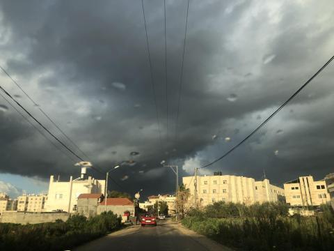 الراصد الجوي : هطولات مطرية متباعدة الليلة وحتى صباح الأحد