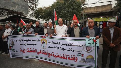 عشرات الفلسطينيين يتضامنون مع سكان الضفة.jpg