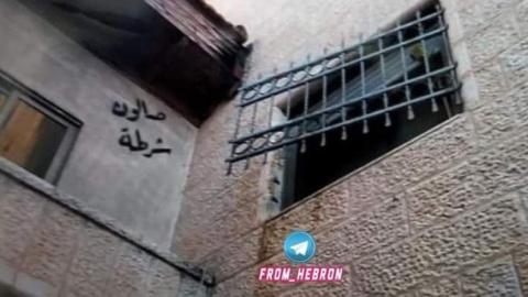 الشرطة:  مطلوب ثالث من الهاربين في الخليل يسلم نفسه