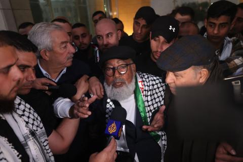 فؤاد الشوبكي يستنشق هواء الحرية من سماء رام الله التي عاش فيها لسنوات بجانب الرئيس الراحل ياسر عرفات .. تصوير - الفرنسية.jpg