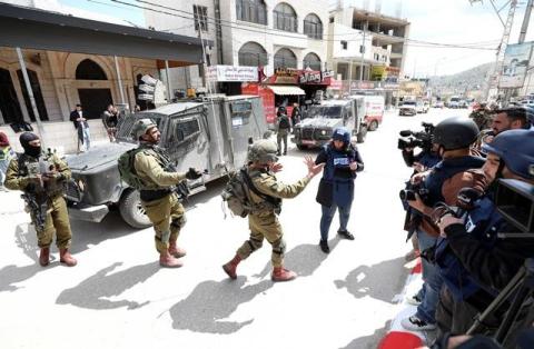 جنود الاحتلال يقمعون مسيرة وسط بلدة حوارة جنوب نابلس في ذكرى يوم الارض. 5.jpg