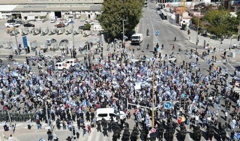متظاهرون وعناصر شرطة في تل أبيب (Getty Images).jpg