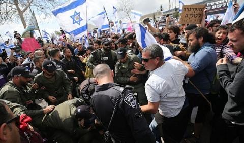 متظاهرون في محيط الكنيست (Getty Images).jpg