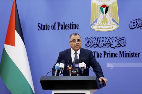 المتحدث باسم الحكومة إبراهيم ملحم خلال المؤتمر الصحفي.jfif