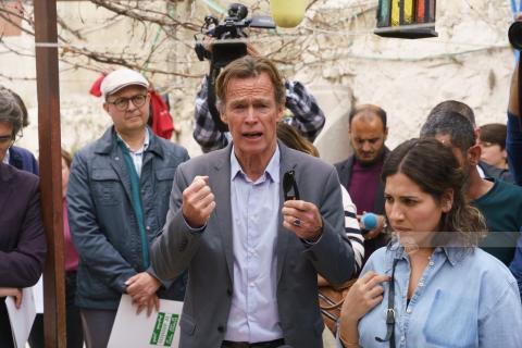 ممثل الاتحاد الأوروبي في فلسطين سفين كون فون بورغسدورف يترأس وفد دبلوماسي في زيارة تضامنية لاهالي الشيخ جراح ومنزل عائلة صب لبن.jpg