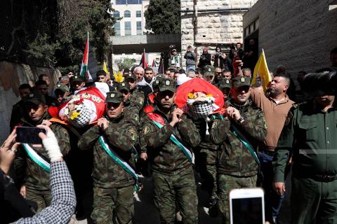 مراسم وداع وتشييع جثماني الشهيدين يزن الخصيب، وسفيان الخواجا من امام مجمع فلسطين الطبي.jpg