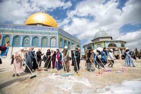 القدس - مقدسيون يقومون بحملة تنظيف للمسجد الاقصى تمهيدا لشهر رمضان المبارك .. تصوير - وفا 63.jpg